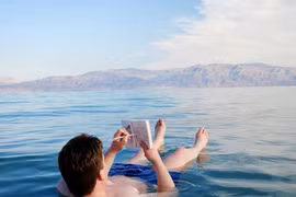 Lý do biển Chết bơi không chìm nhưng ít người đến