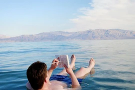 Lý do biển Chết bơi không chìm nhưng ít người đến