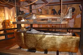 Những lời nguyền đáng sợ ẩn giấu trong chữ tượng hình