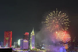 Mãn nhãn màn pháo hoa thắp sáng bầu trời TP HCM mừng Đại lễ 30/4