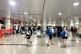 Người dân ùn ùn trở về TP HCM qua sân bay Tân Sơn Nhất