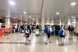 Người dân ùn ùn trở về TP HCM qua sân bay Tân Sơn Nhất