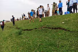 Đê sông Chu nứt, cả nghìn dân Thanh Hóa có thể phải sơ tán trước bão