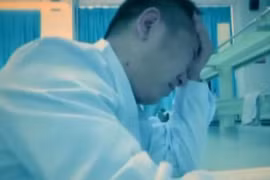 Bác sĩ thường xuyên chóng mặt, lắp camera phát hiện chuyện khủng khiếp 