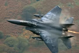 Mỹ được phép dùng... tiêm kích F-15 để giải tán biểu tình