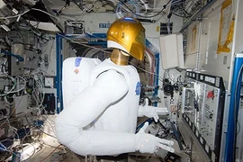 Cận cảnh robot hỗ trợ con người làm việc ngoài vũ trụ