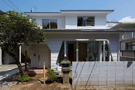 Ngắm nhà hai tầng với kiến trúc siêu độc bên trong 