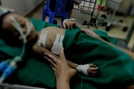 Nghịch súng nhà hàng xóm, bé trai bị đạn găm ngực