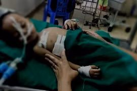 Nghịch súng nhà hàng xóm, bé trai bị đạn găm ngực