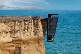 Thót tim những ngôi nhà cheo leo trên vách núi