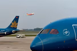 Đại lý vé máy bay 'hét' giá, giục khách mua sớm