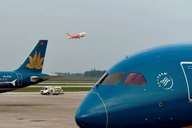 Đại lý vé máy bay 'hét' giá, giục khách mua sớm