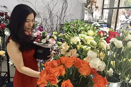 Chàng trai chi 25 triệu mua bó hồng 99 bông tặng bạn gái