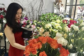 Chàng trai chi 25 triệu mua bó hồng 99 bông tặng bạn gái