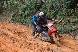 Con đường 'khủng khiếp' đi bộ nhanh hơn xe máy