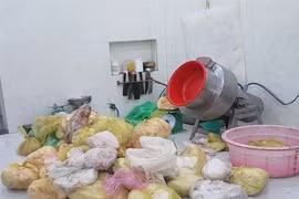 Kiểm tra cơ sở sản xuất chả lụa cạnh nhà vệ sinh