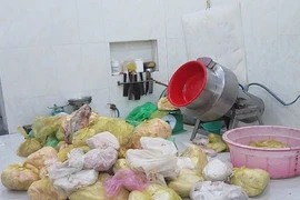 Kiểm tra cơ sở sản xuất chả lụa cạnh nhà vệ sinh