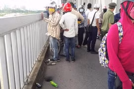 Thanh niên nghi uống thuốc diệt cỏ rồi nhảy sông Hồng