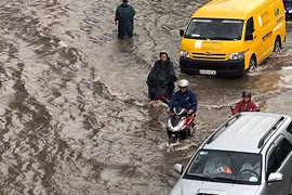 Máy bơm khủng "thất thủ", đường Nguyễn Hữu Cảnh thành sông sau cơn mưa
