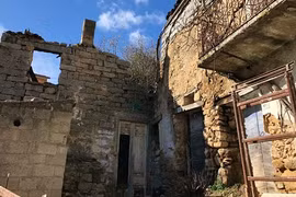 Thị trấn biển Italy rao bán hàng trăm căn nhà với giá 1 USD