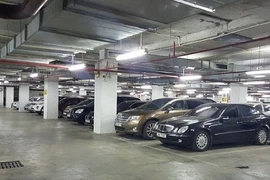 Dân phố cổ Hà Nội gửi ô tô ở bãi "dát vàng" 180 triệu đồng/năm 