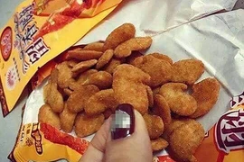 Bim bim cánh gà Trung Quốc: Mẹ mua 1.000 gói chiều con chơi hè