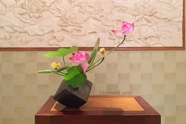 Xem “soái ca” Việt cắm sen trang trí nhà siêu đẹp