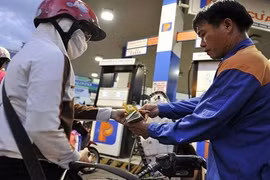 Giá xăng tăng 300 đồng, lên sát mức 20.000 đồng/lít