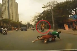 Bị cướp giật, cô gái cùng tài xế Grab ngã xuống đường