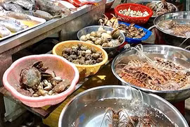 Đi chợ hải sản tự chọn giá rẻ “giật mình” ở Lý Sơn 