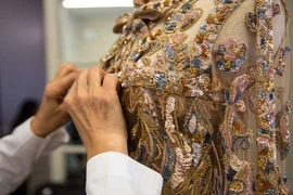 Váy cao cấp của Elie Saab được làm kỳ công như thế nào?