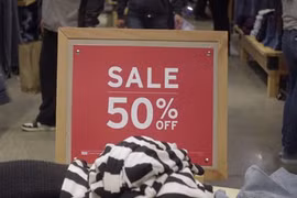 Bóc mẽ chiêu móc túi khách của nhân viên bán quần áo