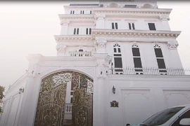 Tường tận bên trong biệt thự dát vàng gây choáng của Lý Nhã Kỳ