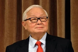 Nhờ iPhone 8, trở thành tỷ phú ở tuổi 86