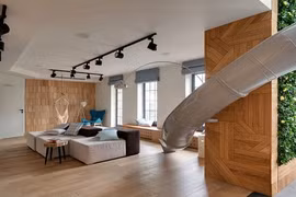 Nhà hai tầng ấn tượng với cầu trượt khủng ngay giữa nhà