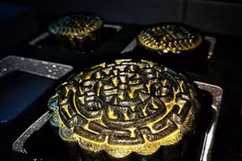 Đua nhau mua bánh trung thu dát vàng giá “bèo” 200.000 đồng/chiếc