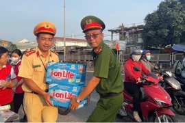 CSGT “tiếp sức” người dân về miền Tây nghỉ Tết 