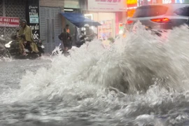 Người dân TP HCM 'không thấy đường về nhà' sau cơn mưa suốt 2 giờ chiều qua 