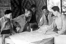 Chủ tịch Hồ Chí Minh trên đường ra mặt trận