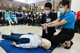 Xem trẻ em “hóa thân” xử lý tình huống hàng không khi gặp sự cố