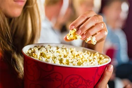 Tác hại của việc ăn vặt không ai ngờ đến