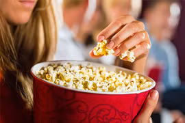 Tác hại của việc ăn vặt không ai ngờ đến