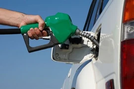 Giá xăng RON95 tăng vọt thêm gần 3.000 đồng lên sát 30.000 đồng/lít