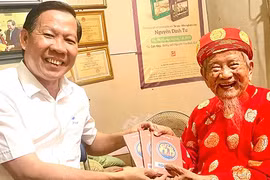 Nhà nghiên cứu Nguyễn Đình Tư nhận Giải thưởng Sách Quốc gia