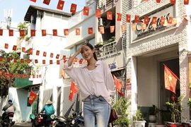 Hình ảnh TP HCM ngập tràn sắc đỏ