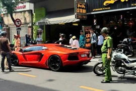 Danh tính cụ ông lái Lamborghini dừng bất thường giữa đường ở TPHCM