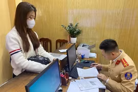  Bị phạt 133 triệu vì vượt đèn đỏ 7 lần, nữ tài xế khai gì?