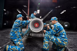 Xem bộ đội diễn tập lắp ráp đạn tên lửa phòng không