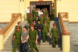 Ảnh: Cảnh sát bảo vệ nghiêm ngặt ông trùm ma túy và đồng phạm