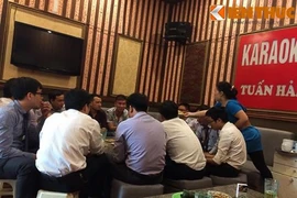 Ảnh: Bia hơi vỉa hè “dạt” phòng máy lạnh, đệm êm ở Hà Nội